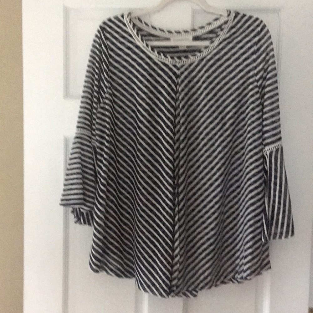 Navy and white 2 layer top Sz M with flutter sleeves